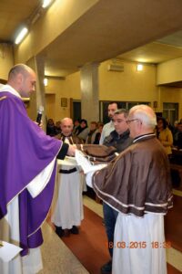 Don Luca benedice le vesti dei nuovi membri della confraternita