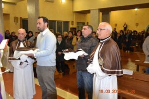 I nuovi membri della confraternita ricevono le vesti