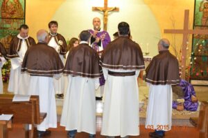 I nuovi membri della confraternita davanti a Don Luca