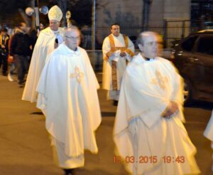 Il Vescovo e i sacerdoti in processione