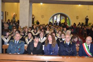 Gli ospiti alla Messa e i membri delal confraternita femminile