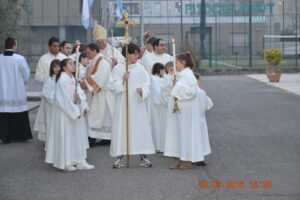 I chierichetti si preparano alla processione col Vescovo