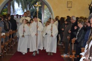 La procesione entra in Chiesa
