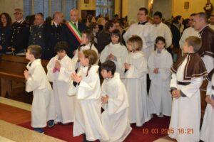 I chierichetti si apprestano all'altare