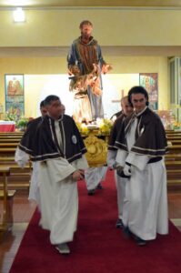 I membri delal confraternita portano la statua di San Giuseppe