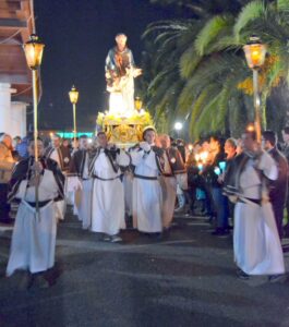 La confraternita porta la statua di San Giuseppe