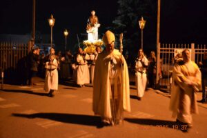 Il Vescovo precede la statua di San Giuseppe