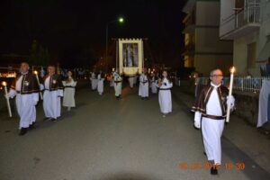 La processione nelle strade di Civita
