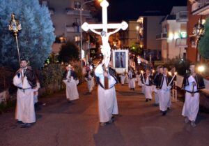 Il crocifisso portato in processione per le strade di Civita Castellana