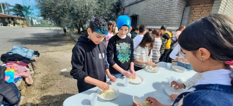 I comunicandi preparano il pane azzimo per la Pasqua 2024
